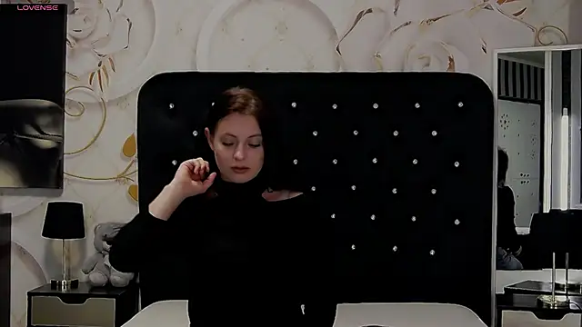Snapshot of NicolleGrant chatting on 10.08.25 NicolleGrant online show from 10.08.25