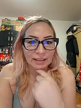 Snapshot of vivonivo chatting on 11.17.25 vivonivo online show from 11.17.25