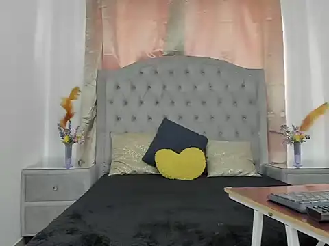 Snapshot of QuimaMiley chatting on 10.14.25 QuimaMiley online show from 10.14.25