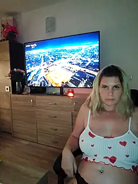 Snapshot of sweetgirl32 chatting on 11.05.25 sweetgirl32 online show from 11.05.25