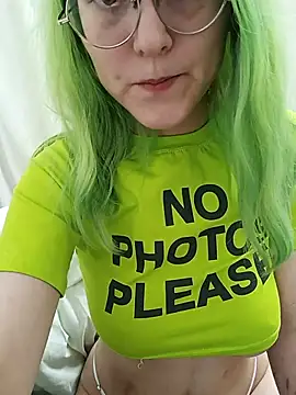 Snapshot of cute_angel_666 chatting on 10.18.25 cute angel 666 online show from 10.18.25