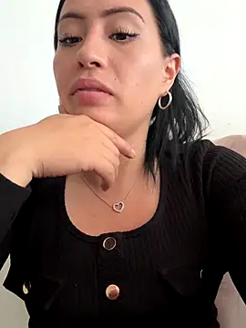 Snapshot of saris_moon chatting on 10.21.25 saris moon online show from 10.21.25