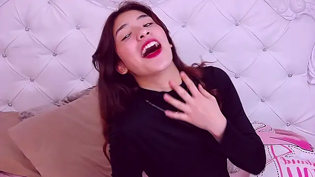 Snapshot of ArielLoove chatting on 11.08.25 ArielLoove online show from 11.08.25