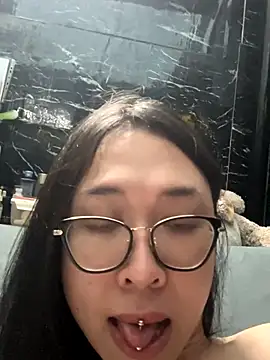 Snapshot of AnnieEma chatting on 10.13.25 AnnieEma online show from 10.13.25