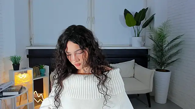 Snapshot of GenevaArton chatting on 10.12.25 GenevaArton online show from 10.12.25