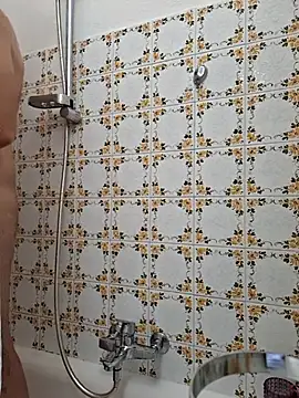 Snapshot of suisseitalie chatting on 10.15.25 suisseitalie online show from 10.15.25