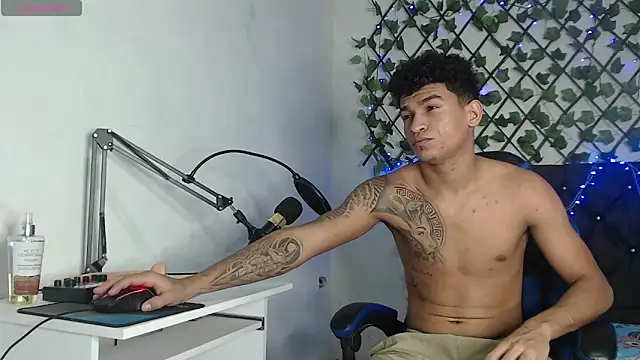 Snapshot of Angel_LatinGuy chatting on 10.31.25 Angel LatinGuy online show from 10.31.25