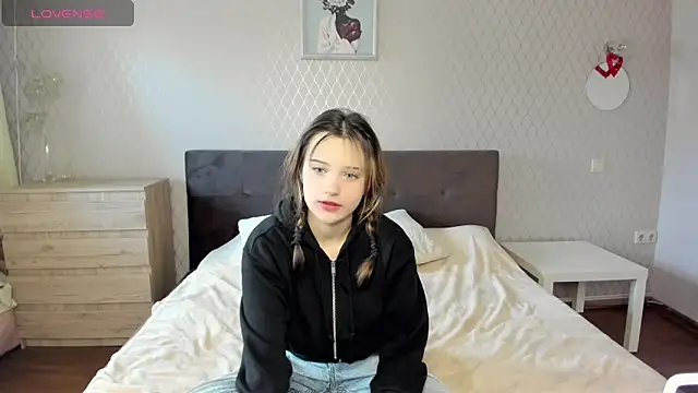 Snapshot of SofiMuse chatting on 10.14.25 SofiMuse online show from 10.14.25