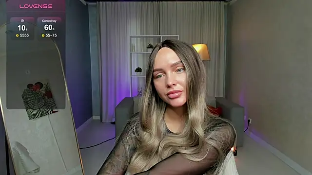 Snapshot of LanaDeRose chatting on 11.17.25 LanaDeRose online show from 11.17.25