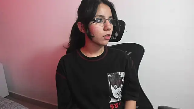 HollyPeach online show from 10.27.25