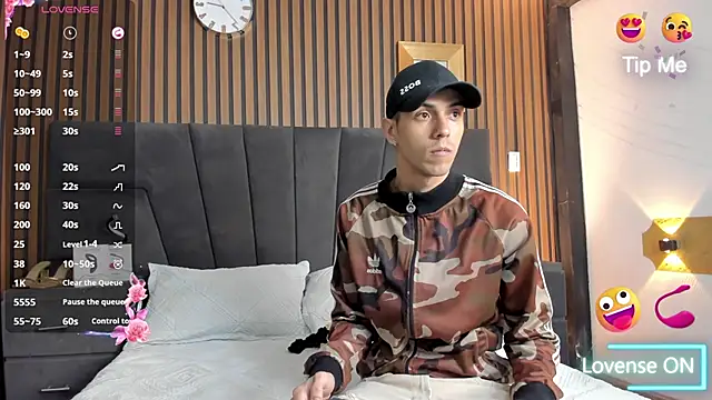 Snapshot of DerryAndIzzy chatting on 10.25.25 DerryAndIzzy online show from 10.25.25