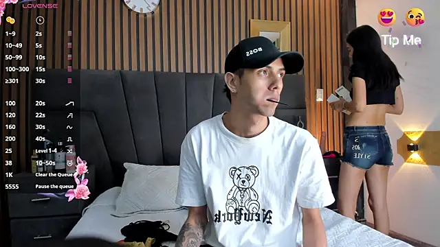 Snapshot of DerryAndIzzy chatting on 10.27.25 DerryAndIzzy online show from 10.27.25