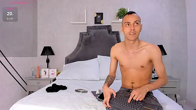 Snapshot of DerryAndIzzy chatting on 10.31.25 DerryAndIzzy online show from 10.31.25