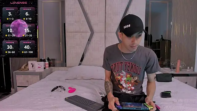 Snapshot of DerryAndIzzy chatting on 11.06.25 DerryAndIzzy online show from 11.06.25