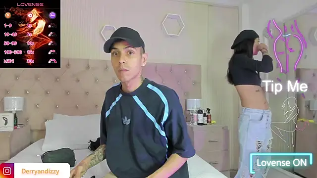 Snapshot of DerryAndIzzy chatting on 11.07.25 DerryAndIzzy online show from 11.07.25