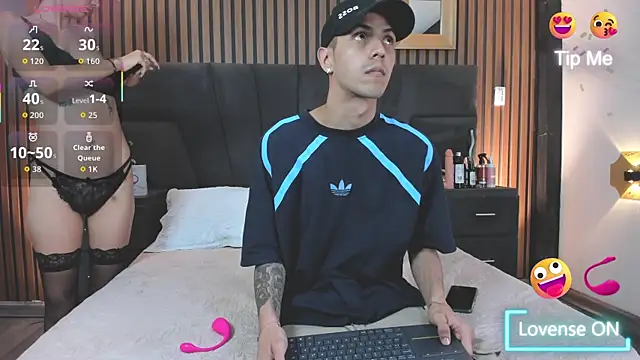 Snapshot of DerryAndIzzy chatting on 11.09.25 DerryAndIzzy online show from 11.09.25