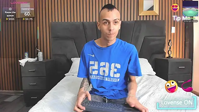 Snapshot of DerryAndIzzy chatting on 11.12.25 DerryAndIzzy online show from 11.12.25