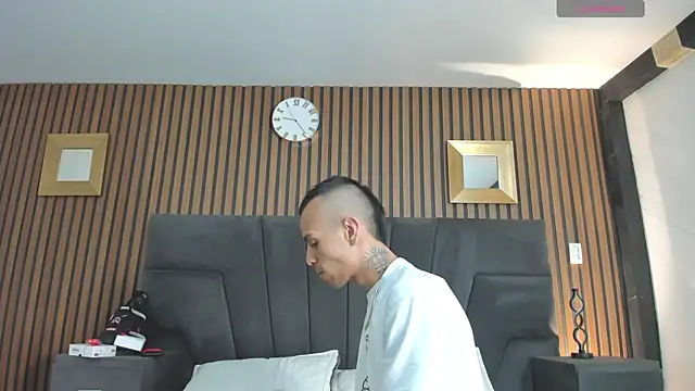 Snapshot of DerryAndIzzy chatting on 11.13.25 DerryAndIzzy online show from 11.13.25