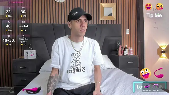 Snapshot of DerryAndIzzy chatting on 11.18.25 DerryAndIzzy online show from 11.18.25