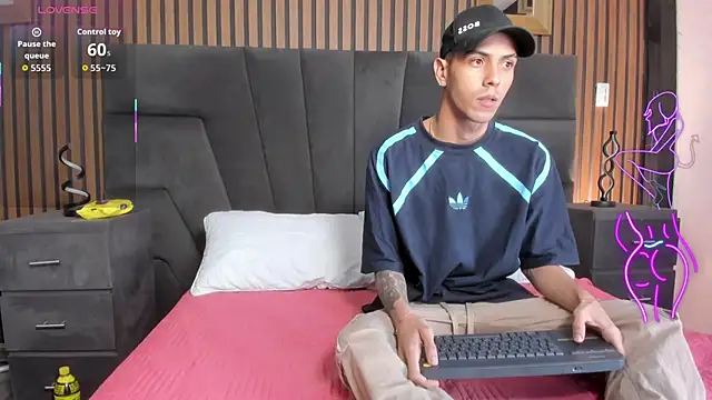 Snapshot of DerryAndIzzy chatting on 11.19.25 DerryAndIzzy online show from 11.19.25