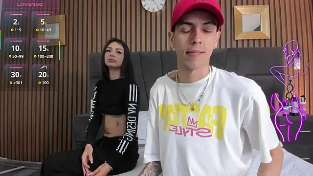 Snapshot of DerryAndIzzy chatting on 11.20.25 DerryAndIzzy online show from 11.20.25