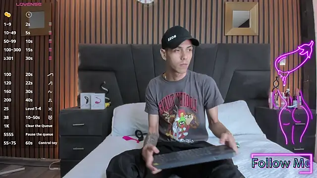 Snapshot of DerryAndIzzy chatting on 11.21.25 DerryAndIzzy online show from 11.21.25