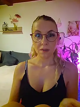 Snapshot of VanessaVoxx chatting on 09.19.25 VanessaVoxx online show from 09.19.25