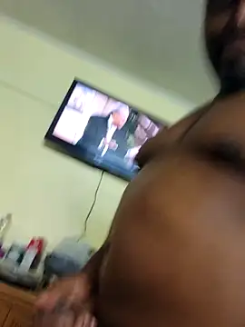 Snapshot of diquemon chatting on 10.25.25 diquemon online show from 10.25.25