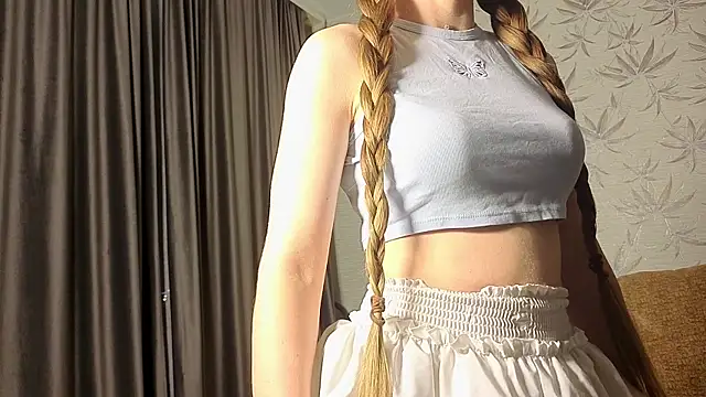 Snapshot of MissPompadure chatting on 10.21.25 MissPompadure online show from 10.21.25