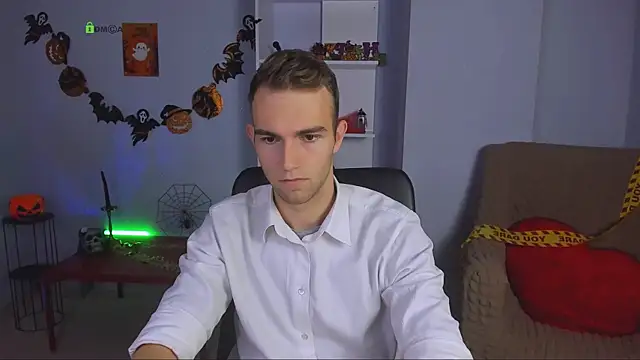 Snapshot of astren_villo chatting on 10.28.25 astren villo online show from 10.28.25