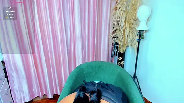 Snapshot of Maximiliano-03 chatting on 10.29.25 Maximiliano-03 online show from 10.29.25