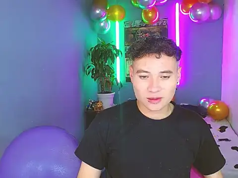 Snapshot of Latin_boysxxxx chatting on 10.15.25 Latin boysxxxx online show from 10.15.25