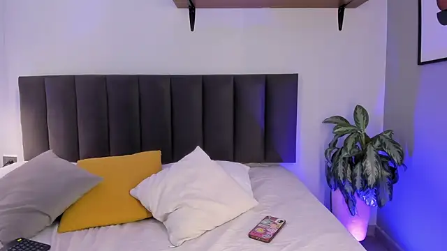 Snapshot of AilanaCortes chatting on 10.22.25 AilanaCortes online show from 10.22.25