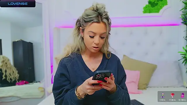 Snapshot of AriannaSins chatting on 01.04.25 AriannaSins online show from 01.04.25