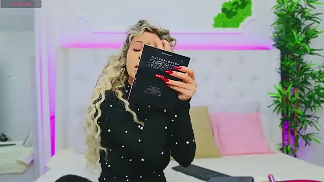 Snapshot of AriannaSins chatting on 01.06.25 AriannaSins online show from 01.06.25