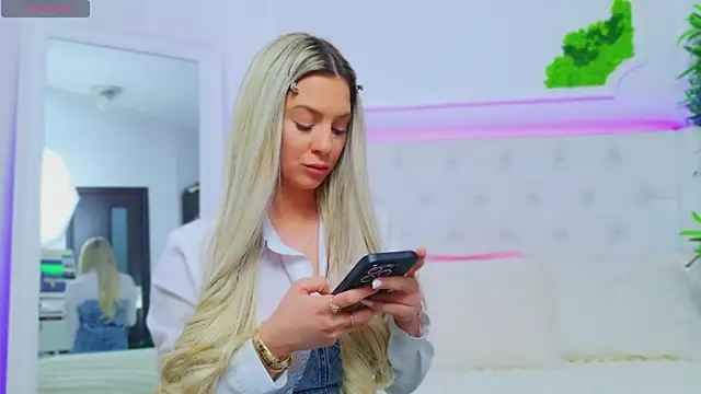 Snapshot of AriannaSins chatting on 01.27.25 AriannaSins online show from 01.27.25