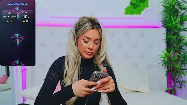 Snapshot of AriannaSins chatting on 02.05.25 AriannaSins online show from 02.05.25