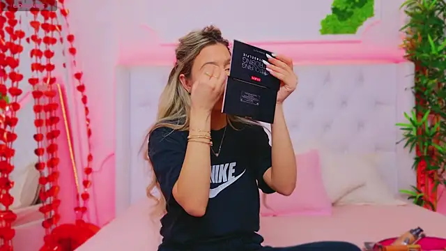 Snapshot of AriannaSins chatting on 02.06.25 AriannaSins online show from 02.06.25