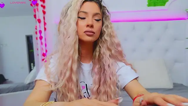 Snapshot of AriannaSins chatting on 03.14.25 AriannaSins online show from 03.14.25