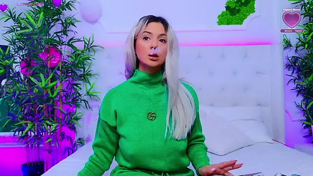 Snapshot of AriannaSins chatting on 09.30.25 AriannaSins online show from 09.30.25