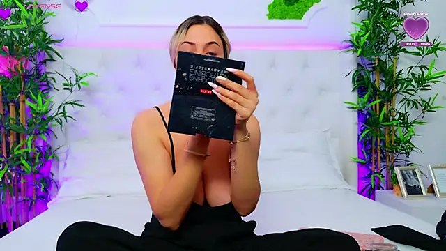 Snapshot of AriannaSins chatting on 10.03.25 AriannaSins online show from 10.03.25