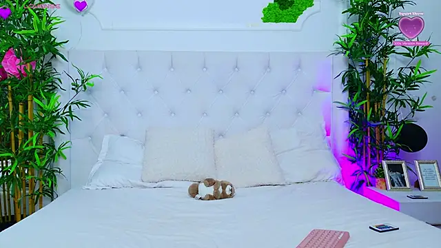 Snapshot of AriannaSins chatting on 10.15.25 AriannaSins online show from 10.15.25