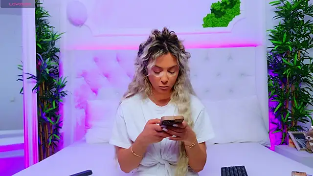 Snapshot of AriannaSins chatting on 11.03.25 AriannaSins online show from 11.03.25