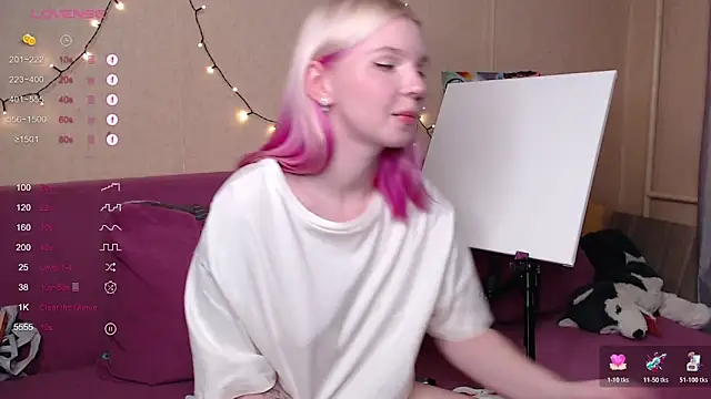 Snapshot of AnnySweetKiss chatting on 10.27.25 AnnySweetKiss online show from 10.27.25