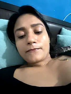 Snapshot of heenashai chatting on 10.31.25 heenashai online show from 10.31.25