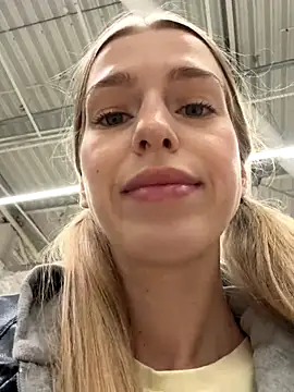 Snapshot of kira_mia chatting on 11.26.25 kira mia online show from 11.26.25