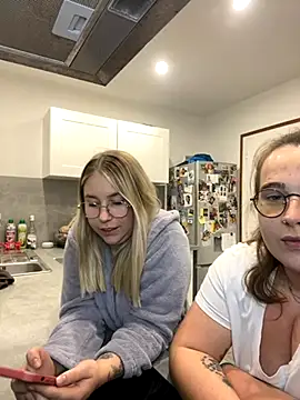 Snapshot of havastia chatting on 10.28.25 havastia online show from 10.28.25