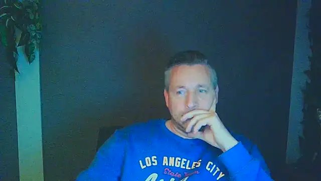 Snapshot of Woody_Longbong chatting on 11.04.25 Woody Longbong online show from 11.04.25