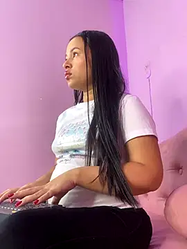 Snapshot of PaulaCruz01 chatting on 10.29.25 PaulaCruz01 online show from 10.29.25