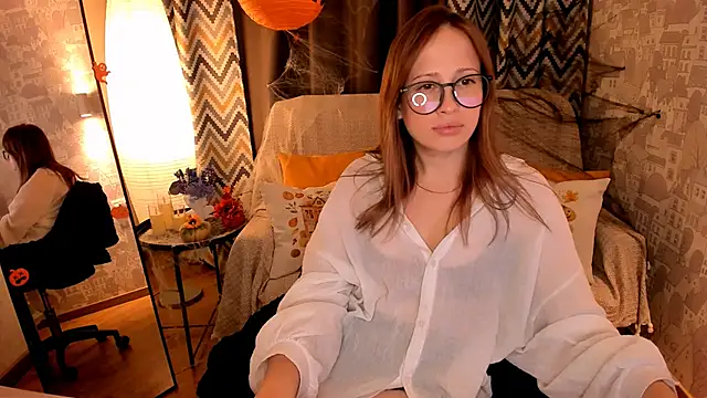 Snapshot of _SilverMoon_ chatting on 10.22.25 SilverMoon online show from 10.22.25